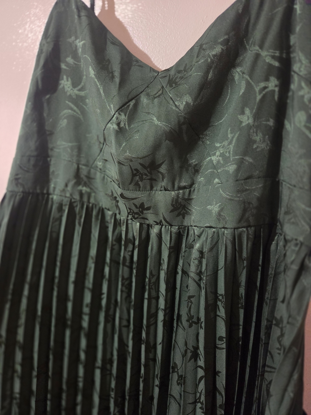 Lulu's NWT Forest Green Pleated Floral-Jacquard Prom Dress